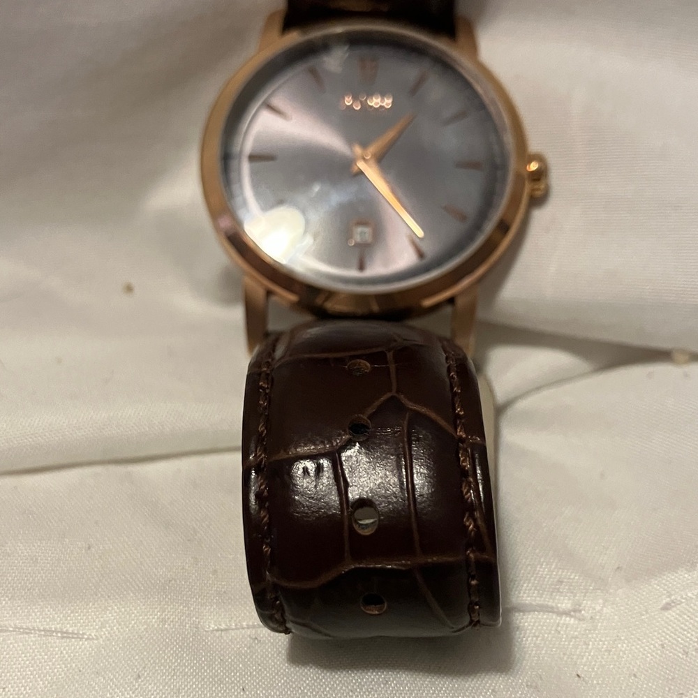 Gorgeous. Like new ( only no box ) Hugo Boss brown alligator like straps with